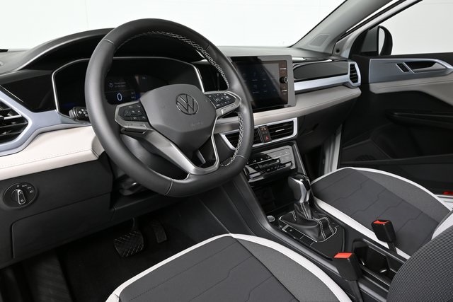 2025 Volkswagen Taos SE photo 3