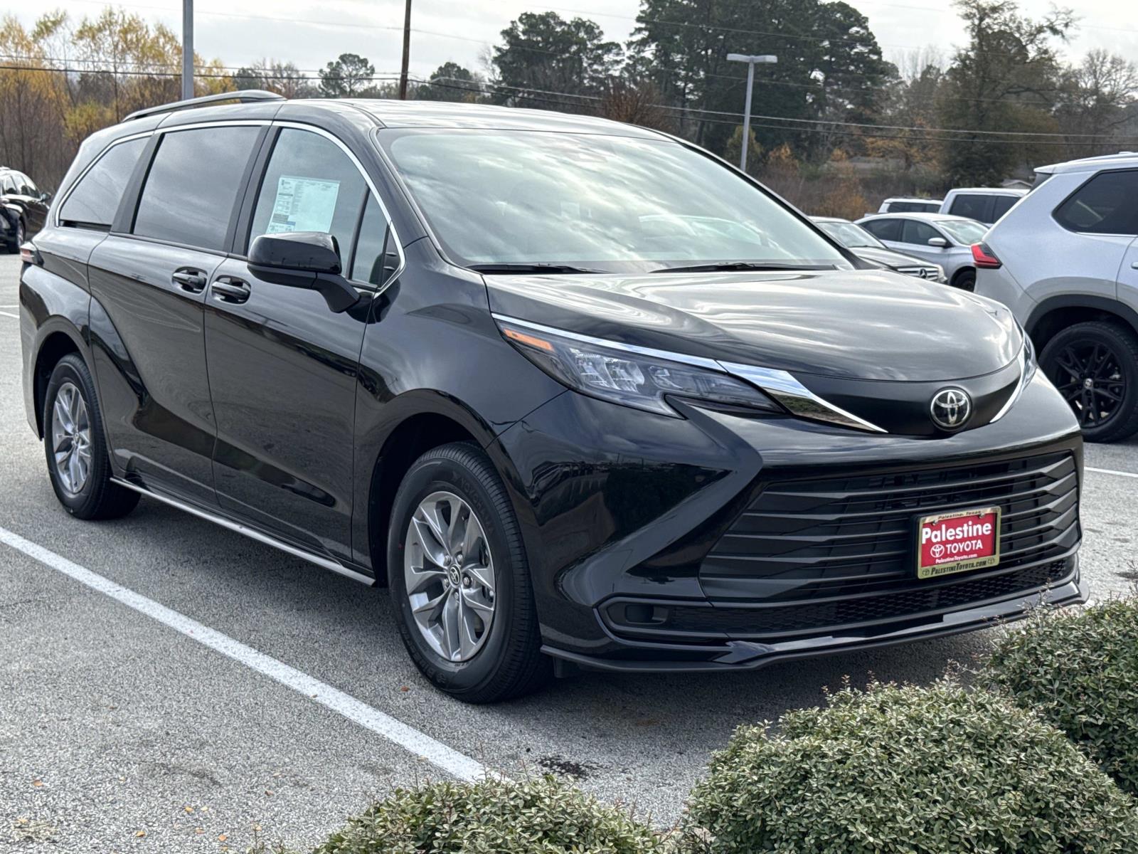 2026 Toyota Sienna LE's photo