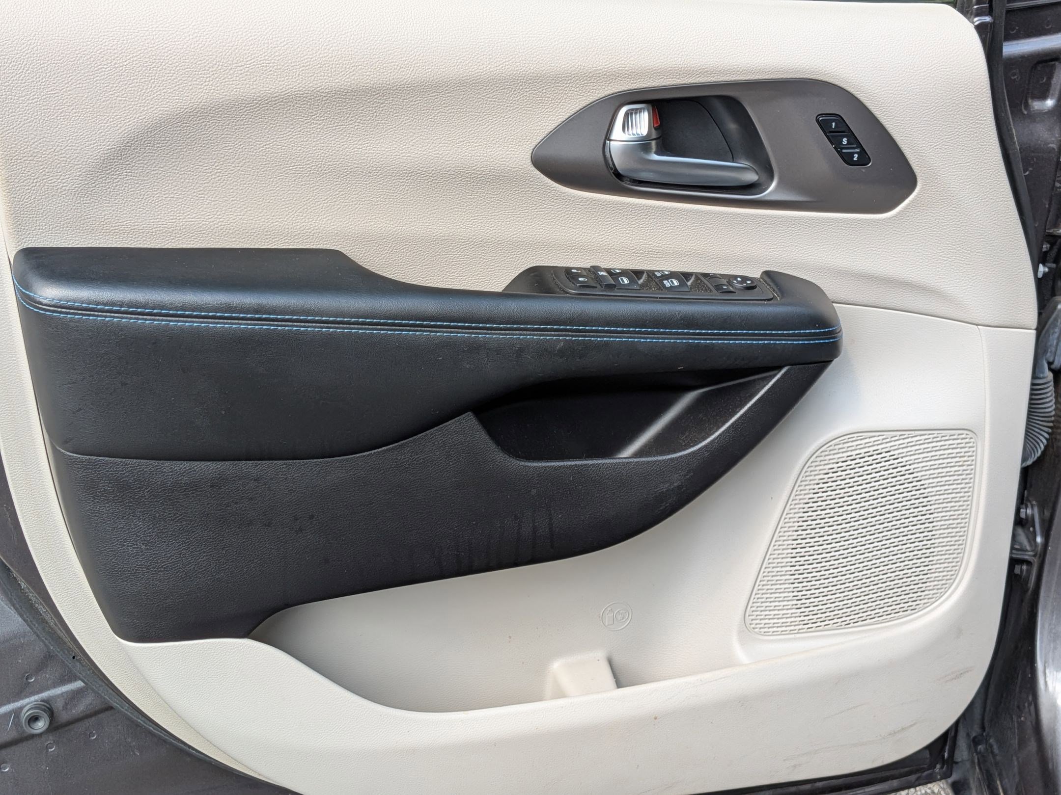2021 Chrysler Pacifica Touring L photo 12