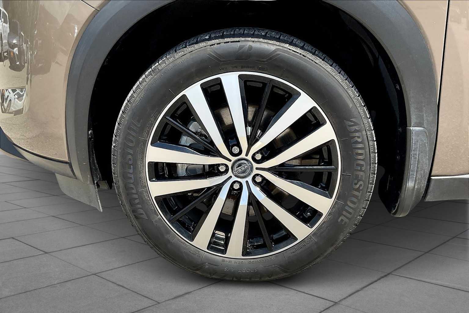 2023 Nissan Pathfinder Platinum photo 17