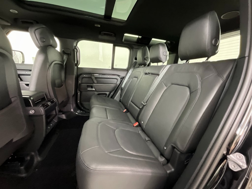 2025 Land Rover Defender 110 X-Dynamic SE photo 2