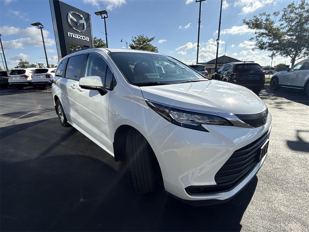 2022 Toyota Sienna LE photo 5