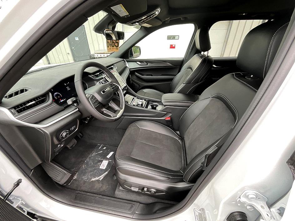2025 Jeep Grand Cherokee Laredo Altitude photo 15
