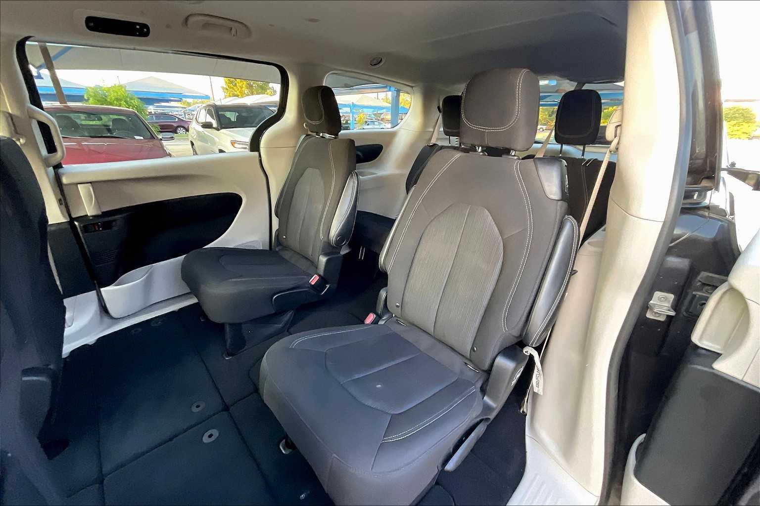 2022 Chrysler Voyager LX photo 19