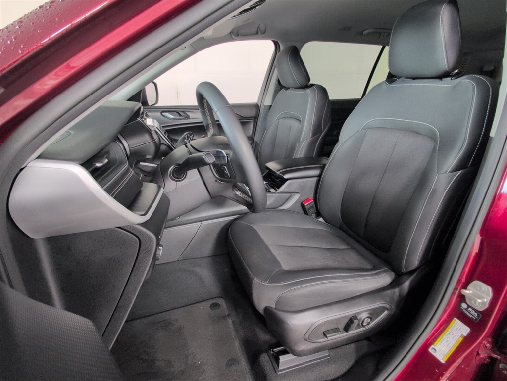2023 Jeep Grand Cherokee Laredo photo 5