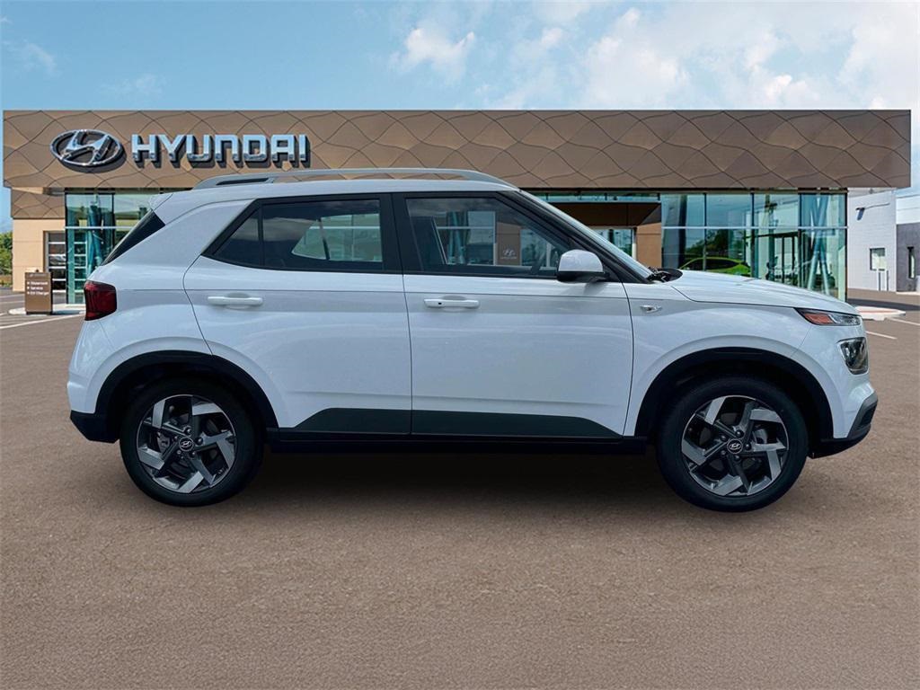 2025 Hyundai Venue SEL photo 2