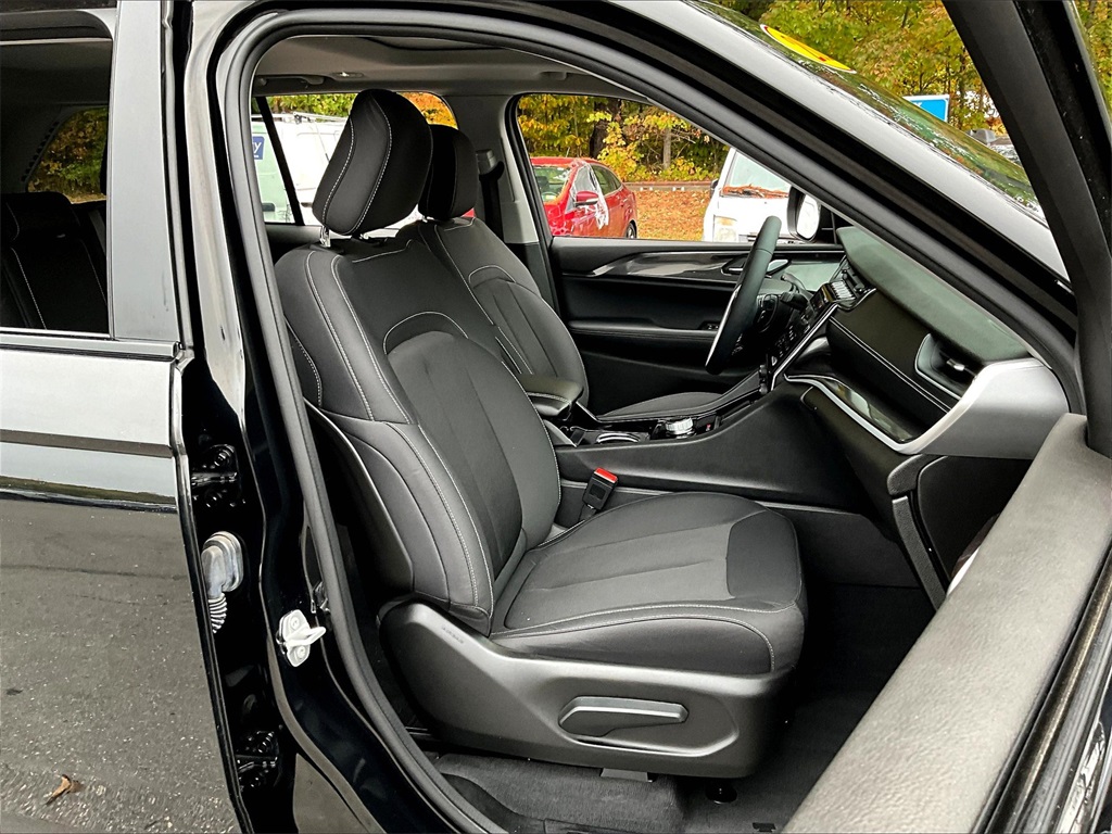2023 Jeep Grand Cherokee Laredo photo 11