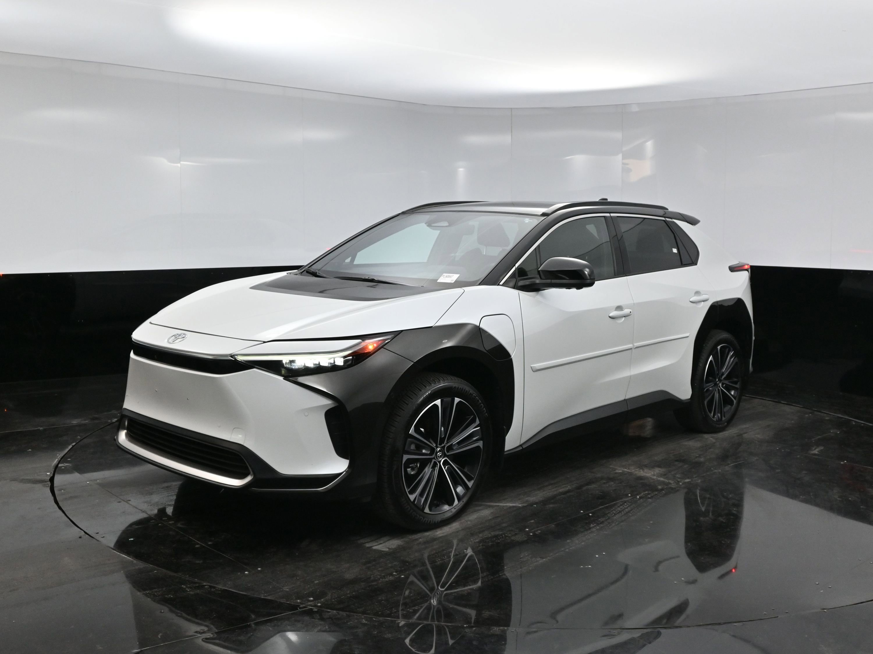 2024 Toyota bZ4X XLE photo 2