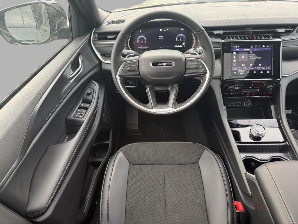 2025 Jeep Grand Cherokee Laredo Altitude photo 3