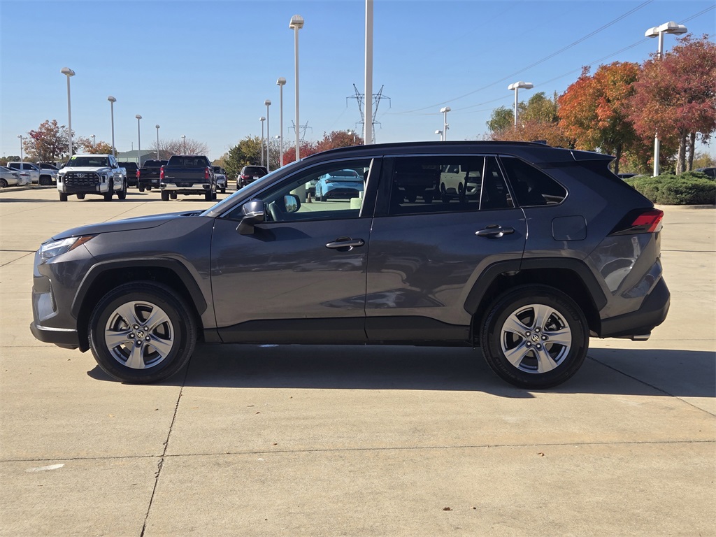 2024 Toyota RAV4 XLE photo 3