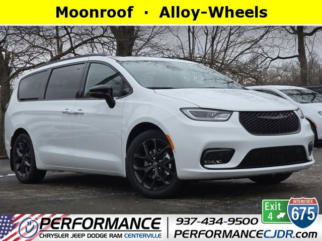 2026 Chrysler Pacifica Limited's photo