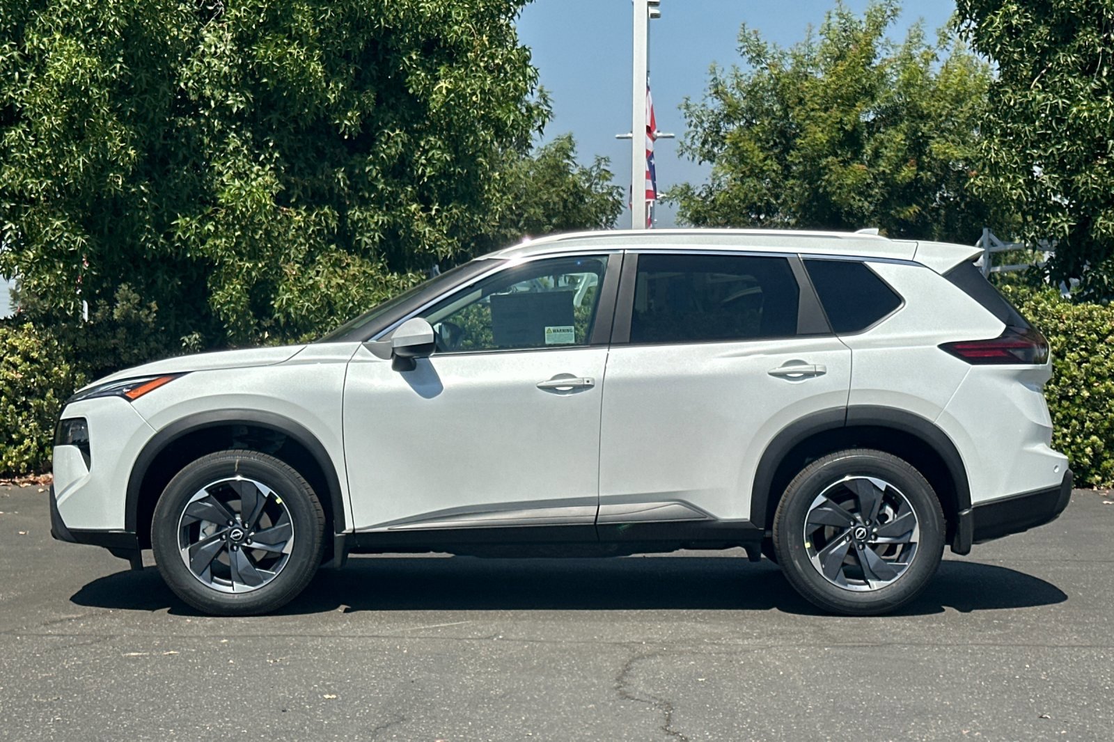 2026 Nissan Rogue SV photo 2