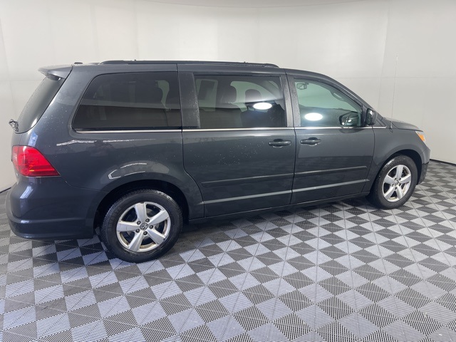 2011 Volkswagen Routan SE photo 9