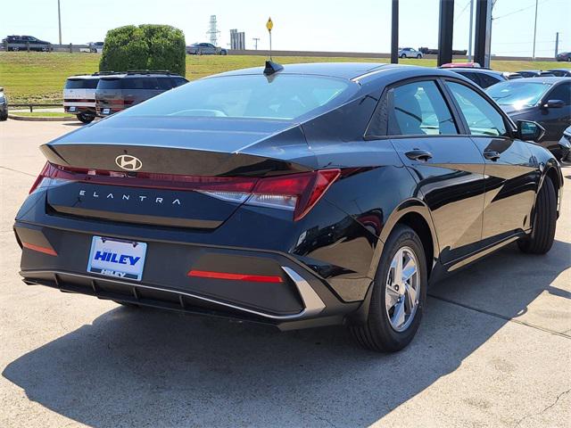 2025 Hyundai Elantra SE photo 4