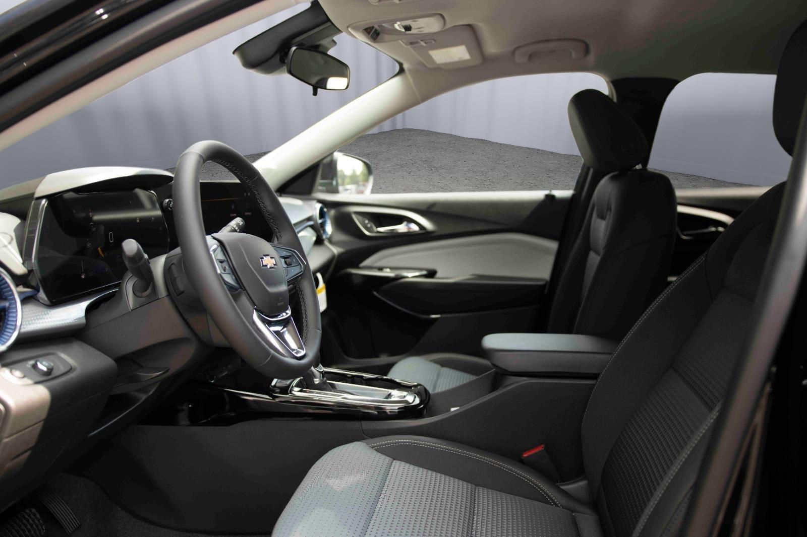2025 Chevrolet Trax LT photo 11