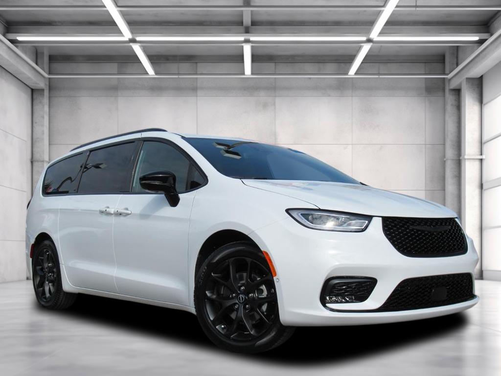 2026 Chrysler Pacifica Limited's photo