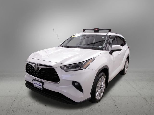 2022 Toyota Highlander Limited's photo