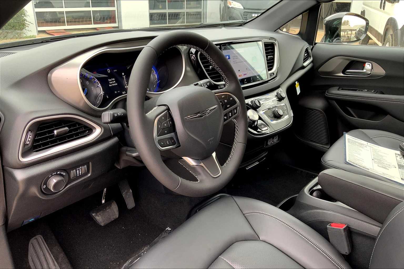 2025 Chrysler Voyager LX photo 8