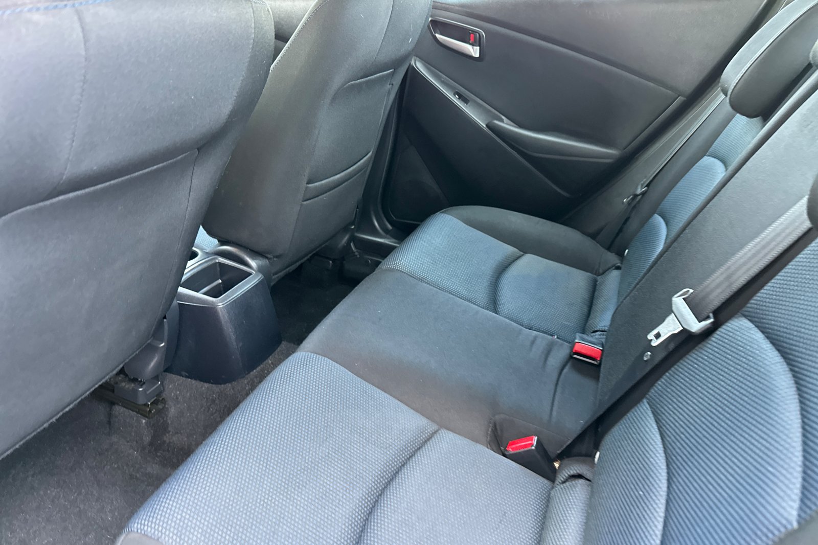 2020 Toyota Yaris LE photo 12