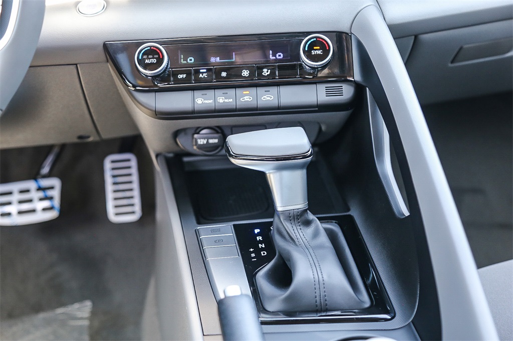 2025 Hyundai Elantra SEL Sport photo 13