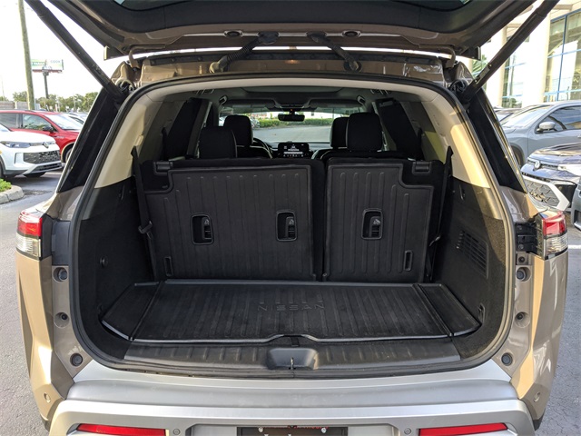 2023 Nissan Pathfinder Platinum photo 10