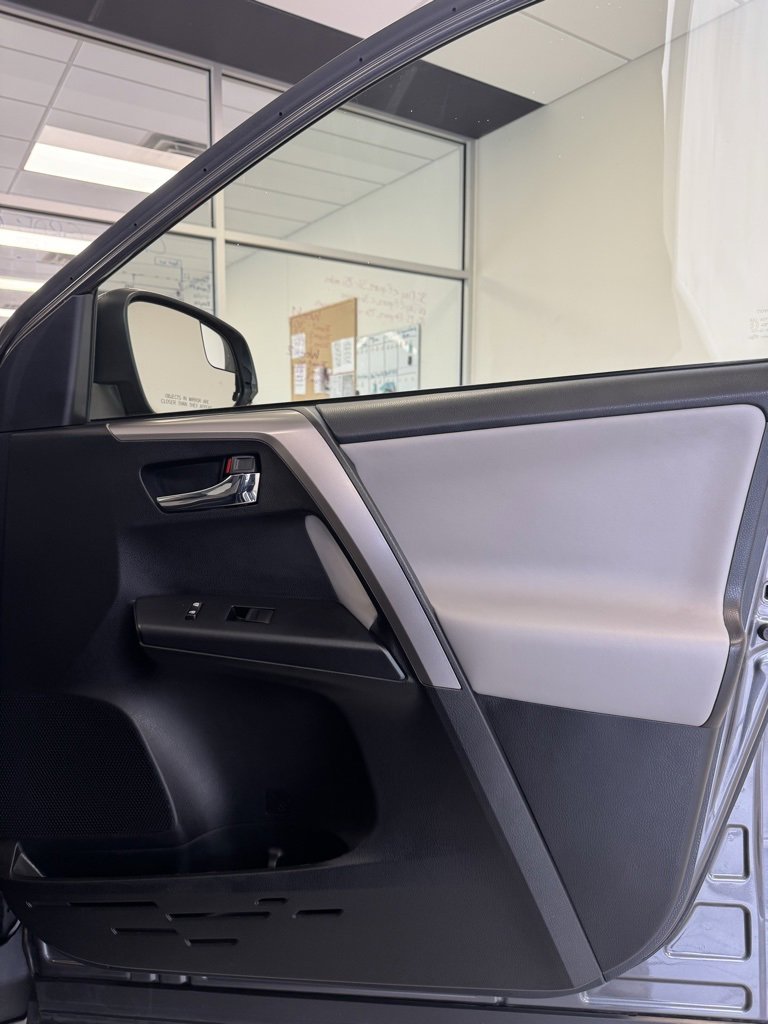 2016 Toyota RAV4 XLE photo 19