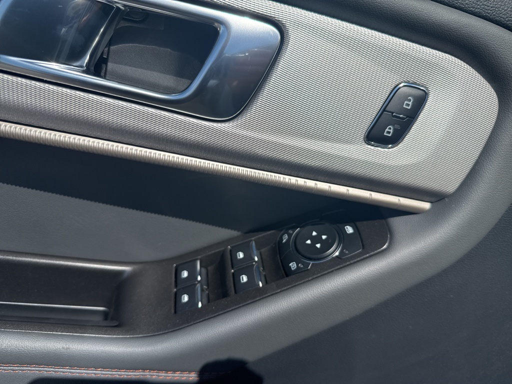 2025 Ford Explorer photo 27