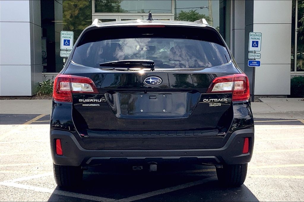 2018 Subaru Outback 3.6R Touring photo 3