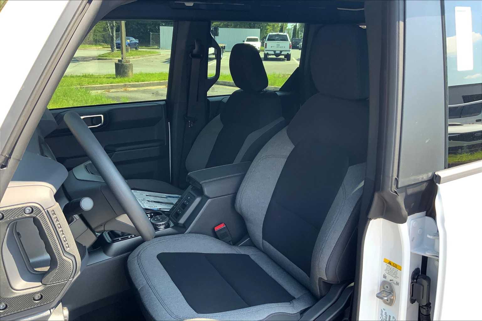 2025 Ford Bronco Base photo 9