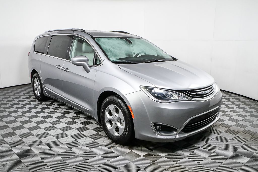 2018 Chrysler Pacifica Hybrid Touring L's photo