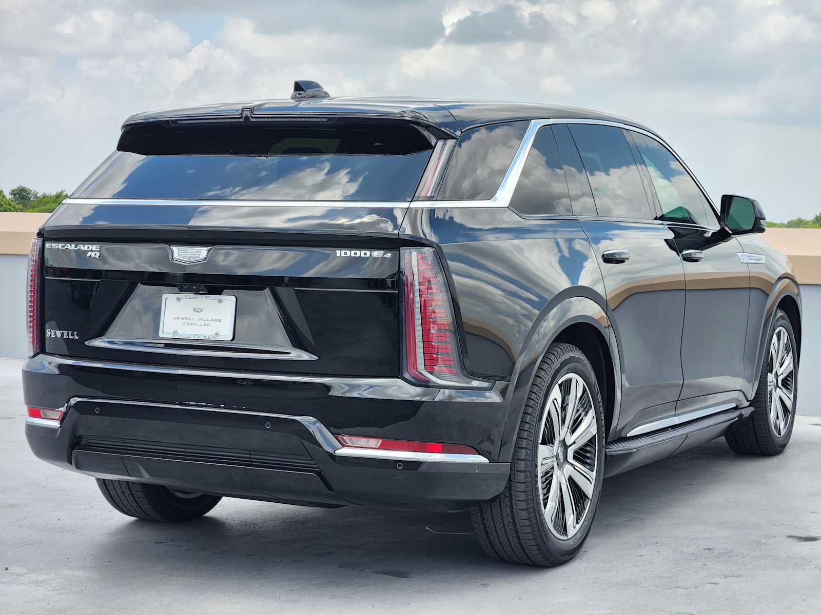 2025 Cadillac Escalade IQ Luxury photo 3