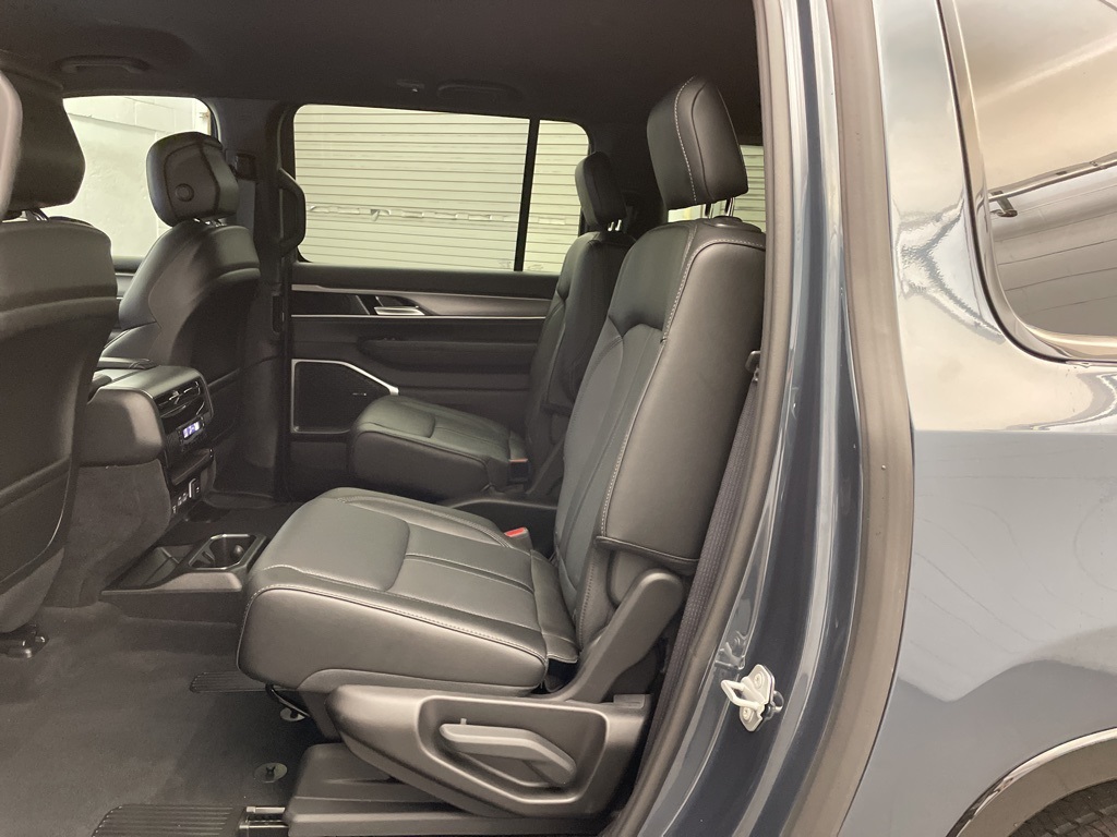 2025 Jeep Wagoneer L Series II photo 13