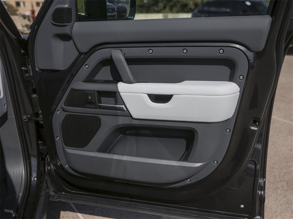 2026 Land Rover Defender 110 S photo 32