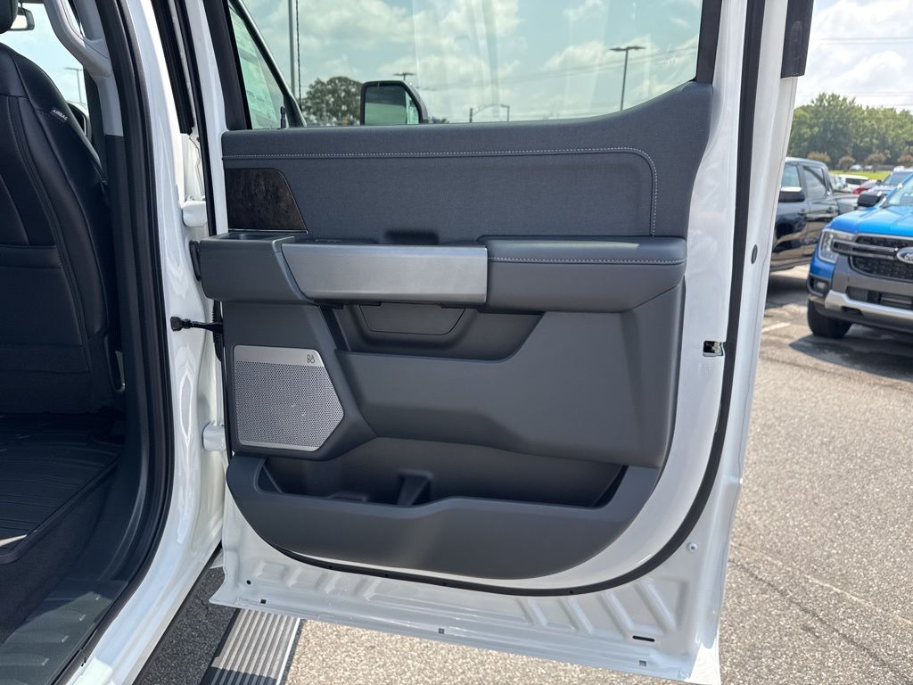 2025 Ford F-350 Lariat photo 18