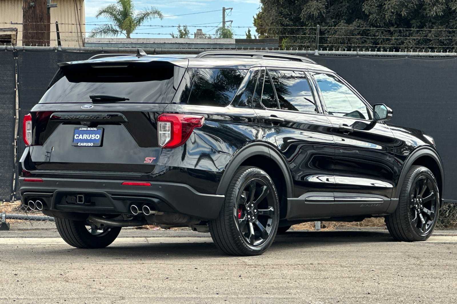 2023 Ford Explorer ST photo 2