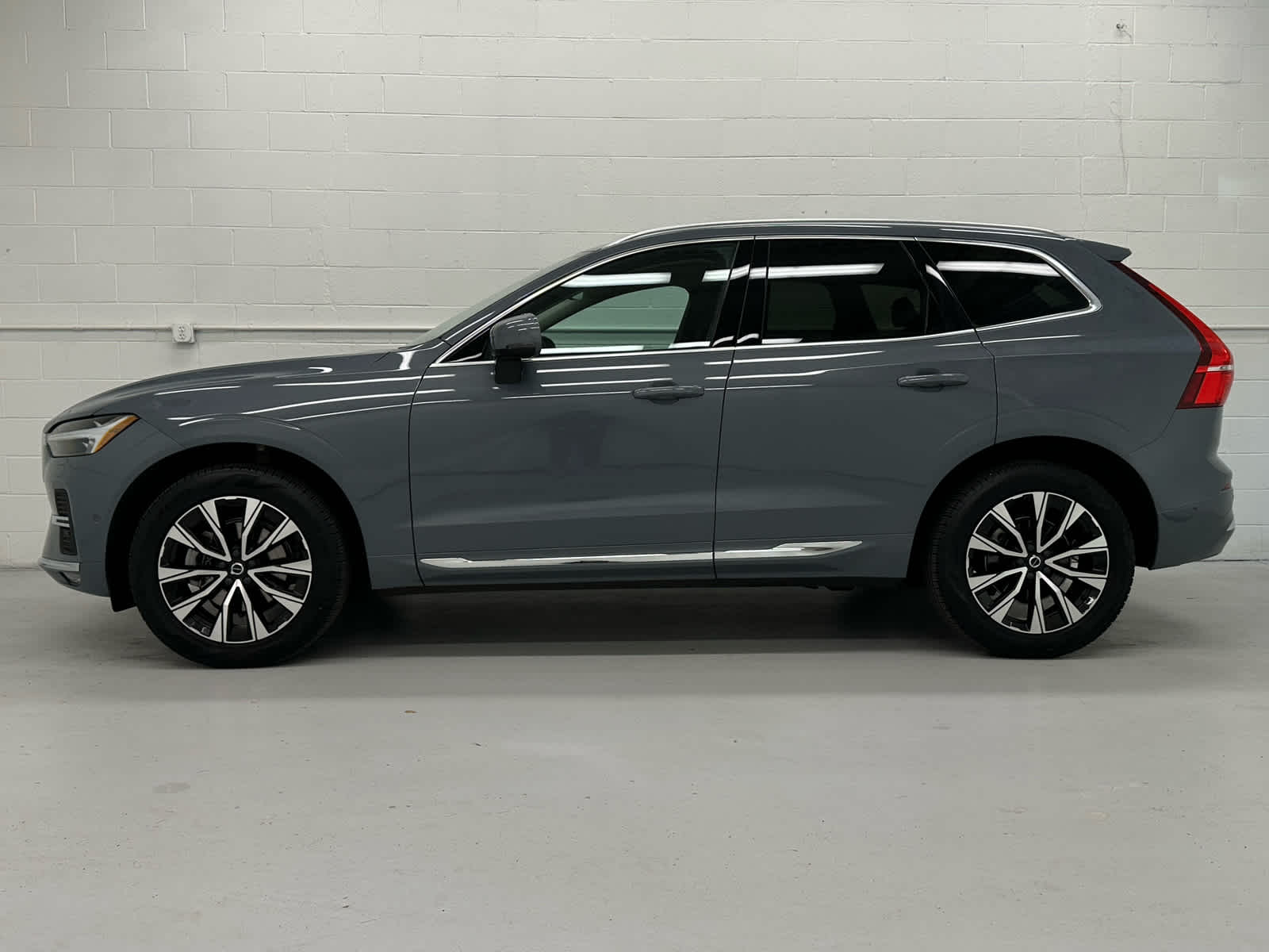 2023 Volvo XC60 Plus's photo