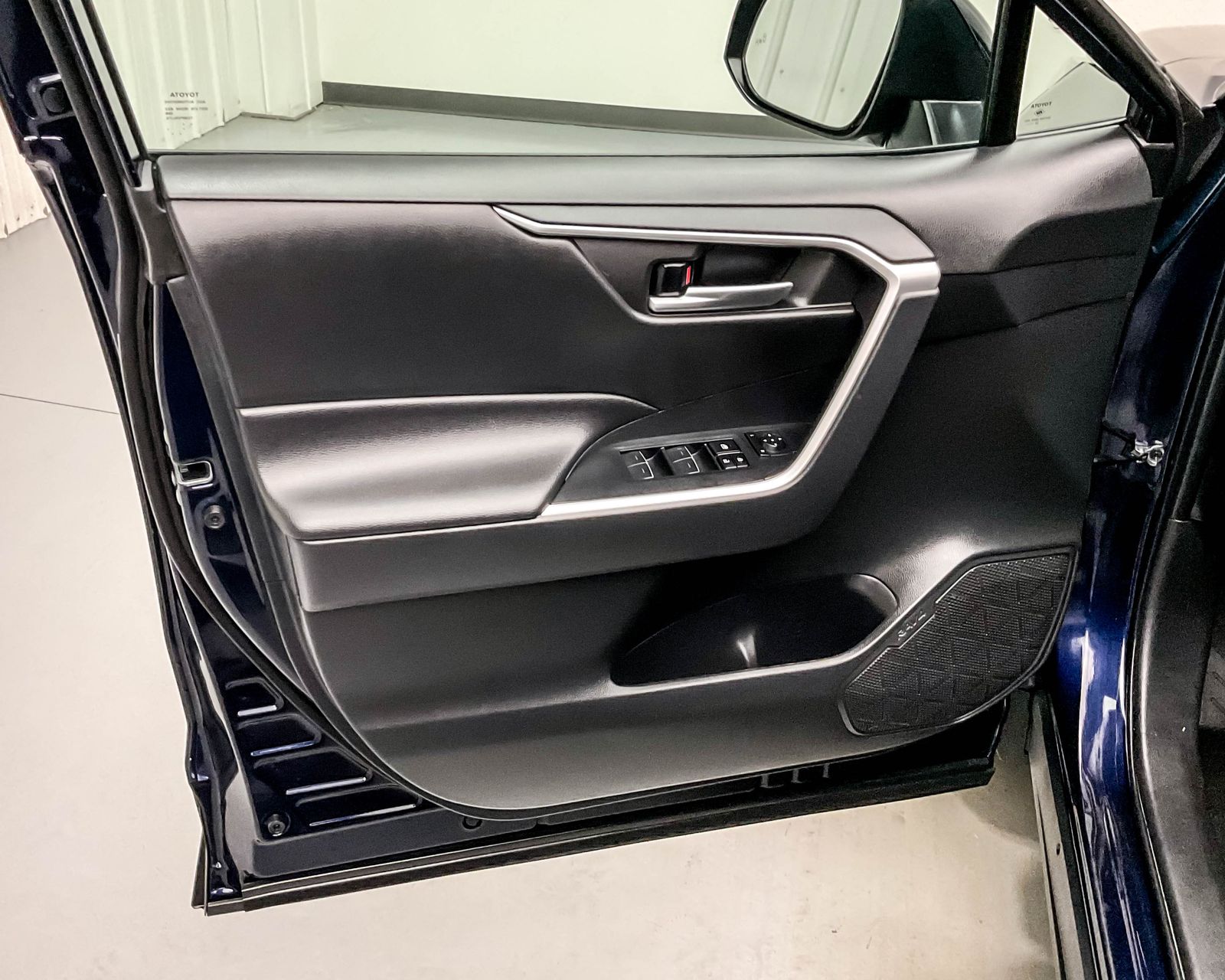 2024 Toyota RAV4 XLE photo 9