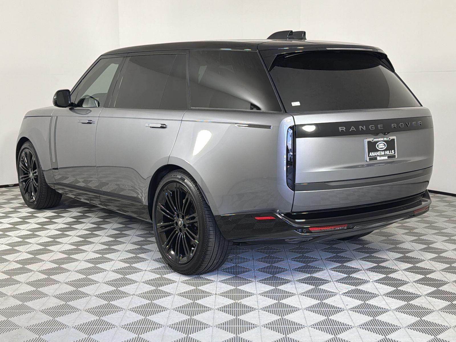 2025 Land Rover Range Rover SE photo 3