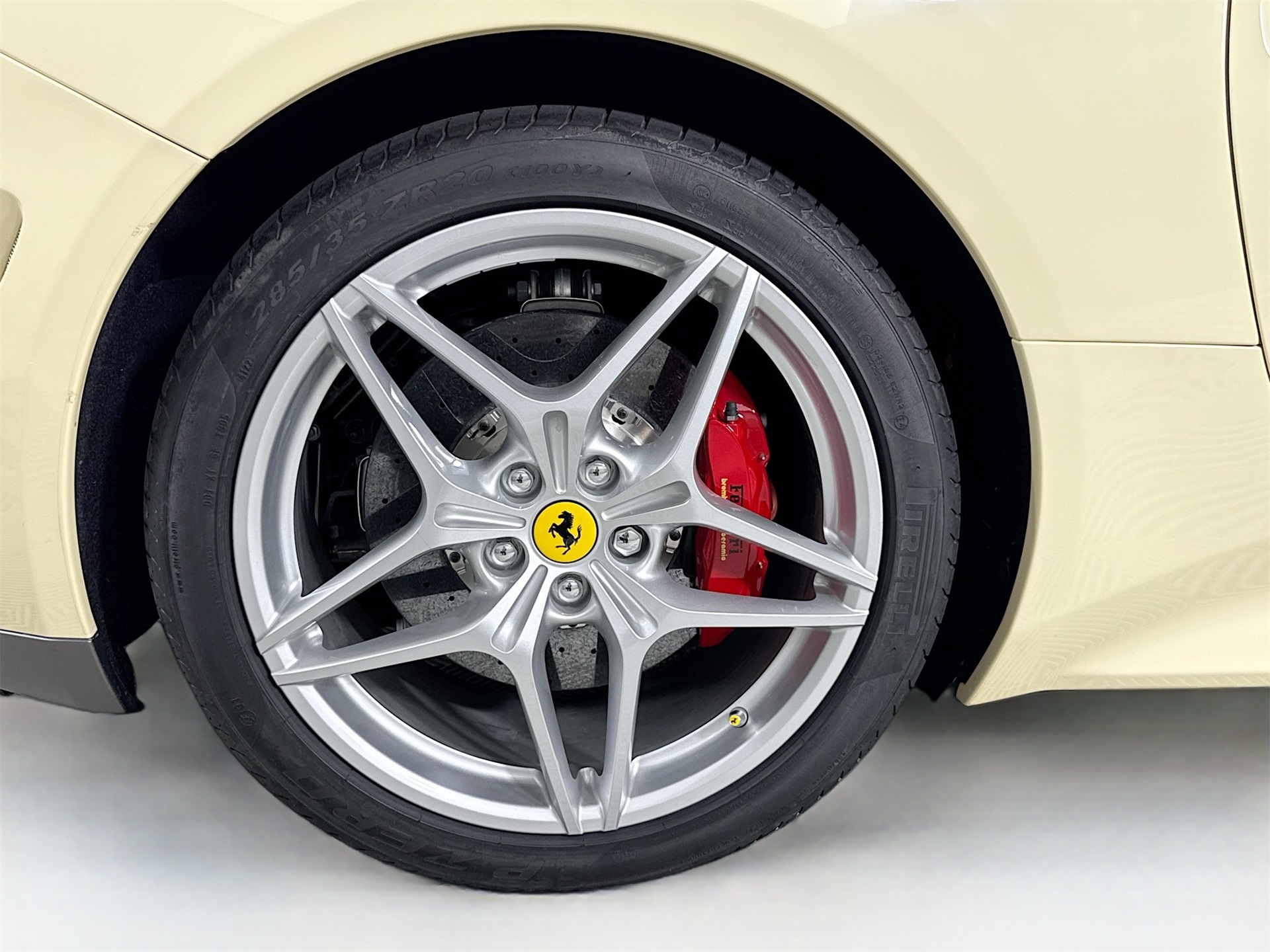 2017 Ferrari California T photo 23