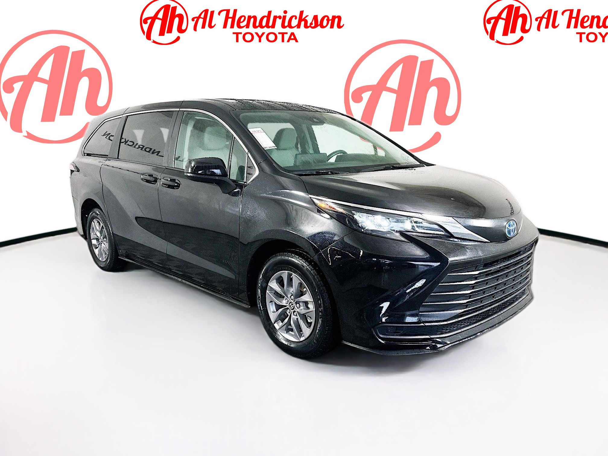 2024 Toyota Sienna LE's photo