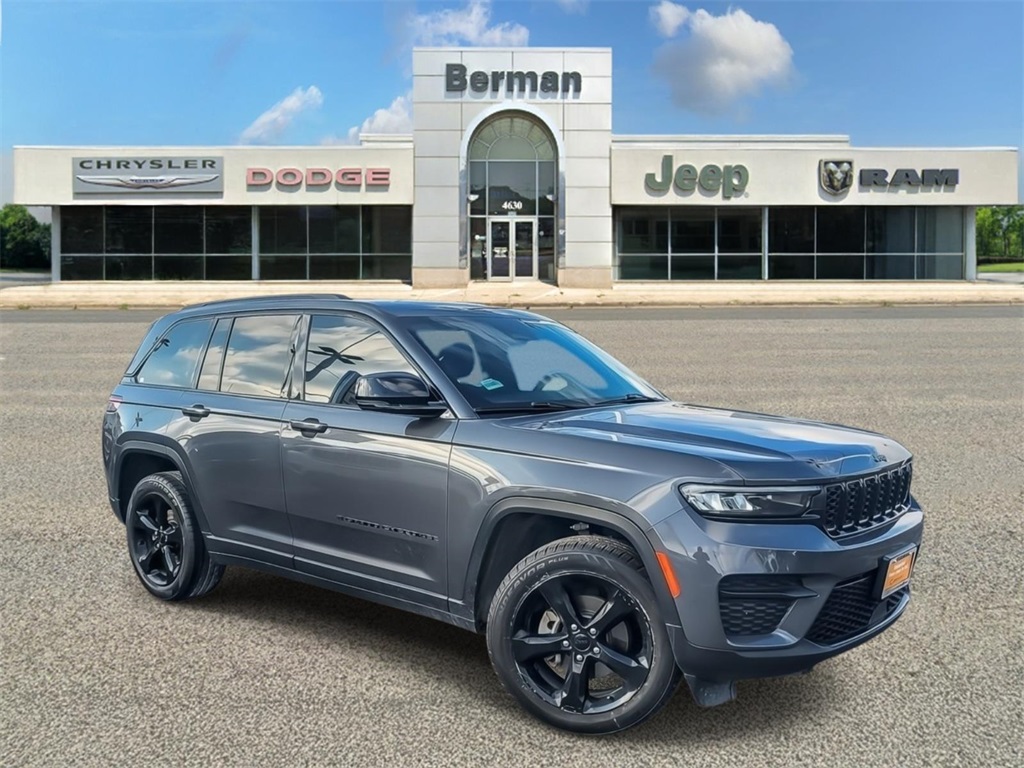 2022 Jeep Grand Cherokee Altitude's photo