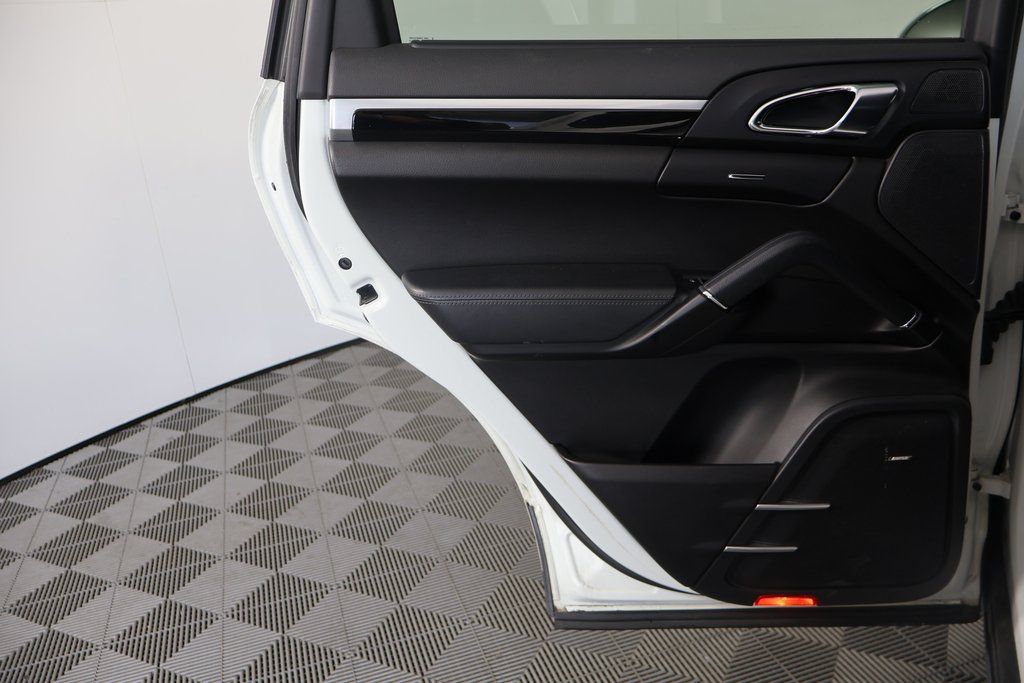2018 Porsche Cayenne Base Platinum Edition photo 12