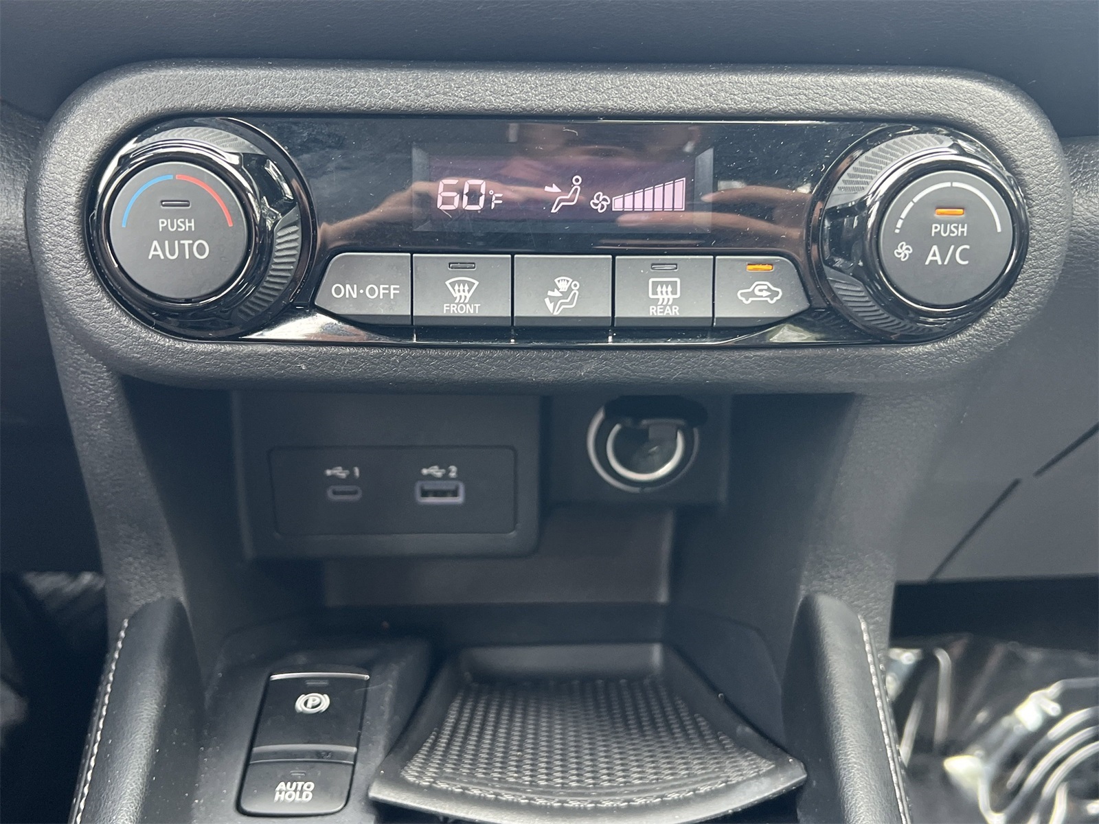 2024 Nissan Kicks SR photo 4