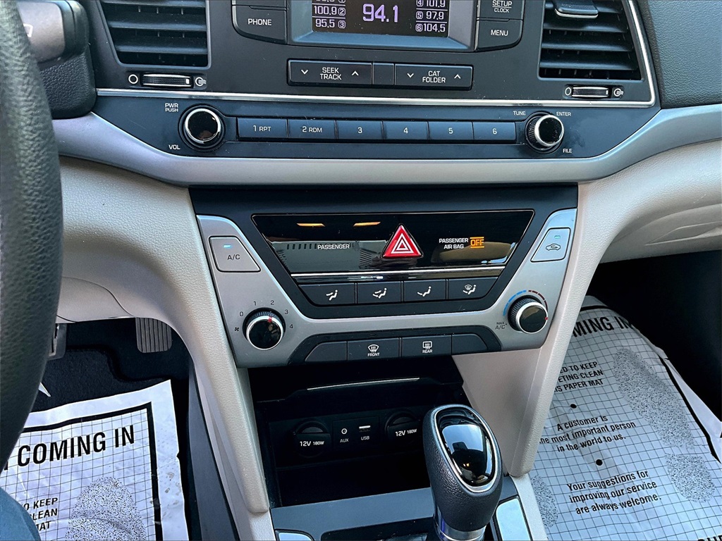 2017 Hyundai Elantra SE photo 24
