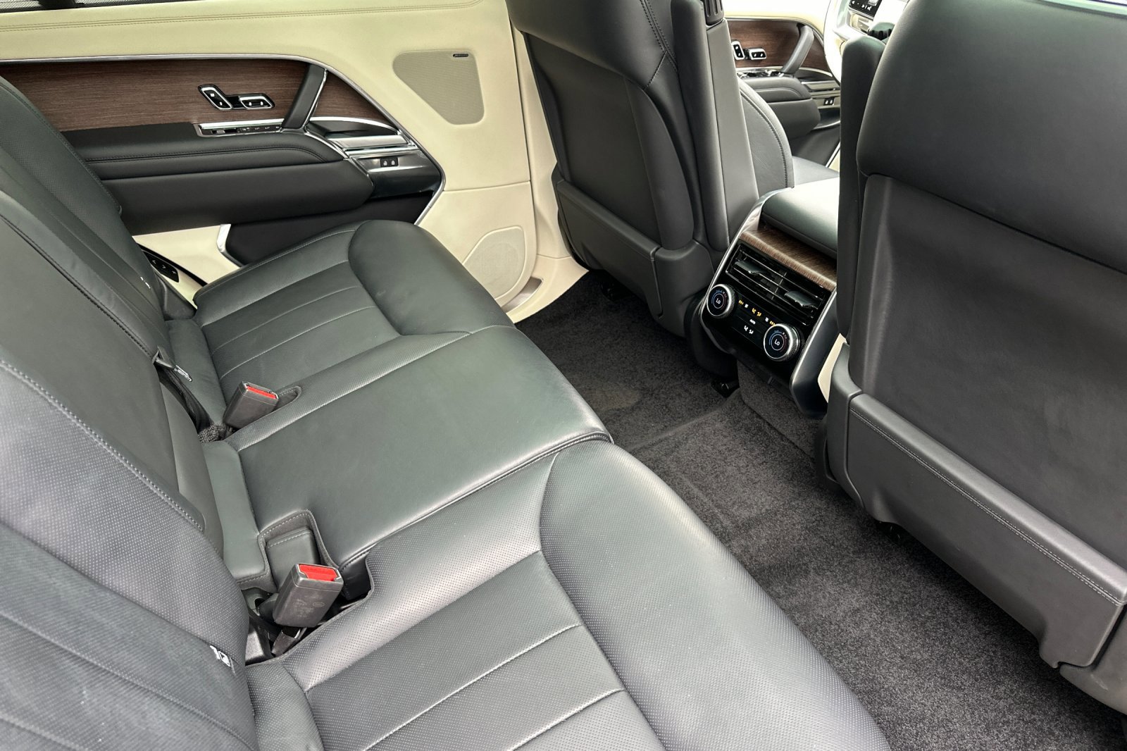 2023 Land Rover Range Rover SE photo 24