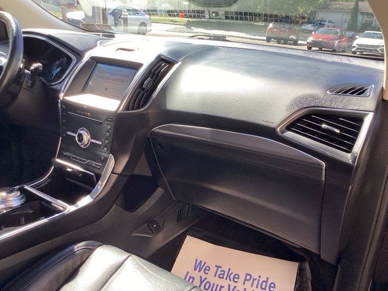 2019 Ford Edge Titanium photo 16