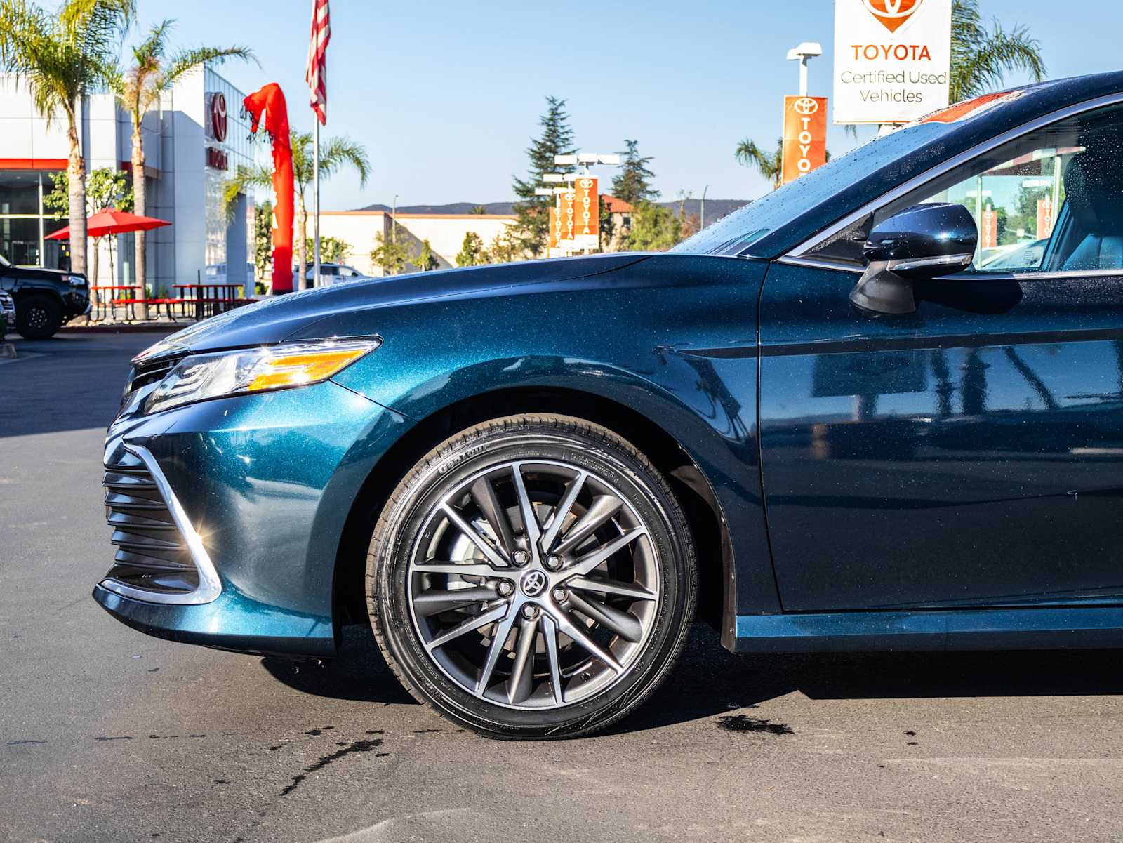 2021 Toyota Camry Hybrid XLE photo 2