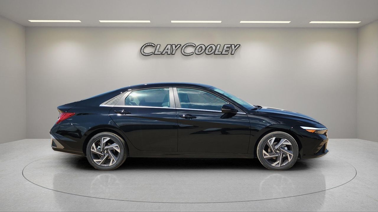 2025 Hyundai Elantra Limited photo 2