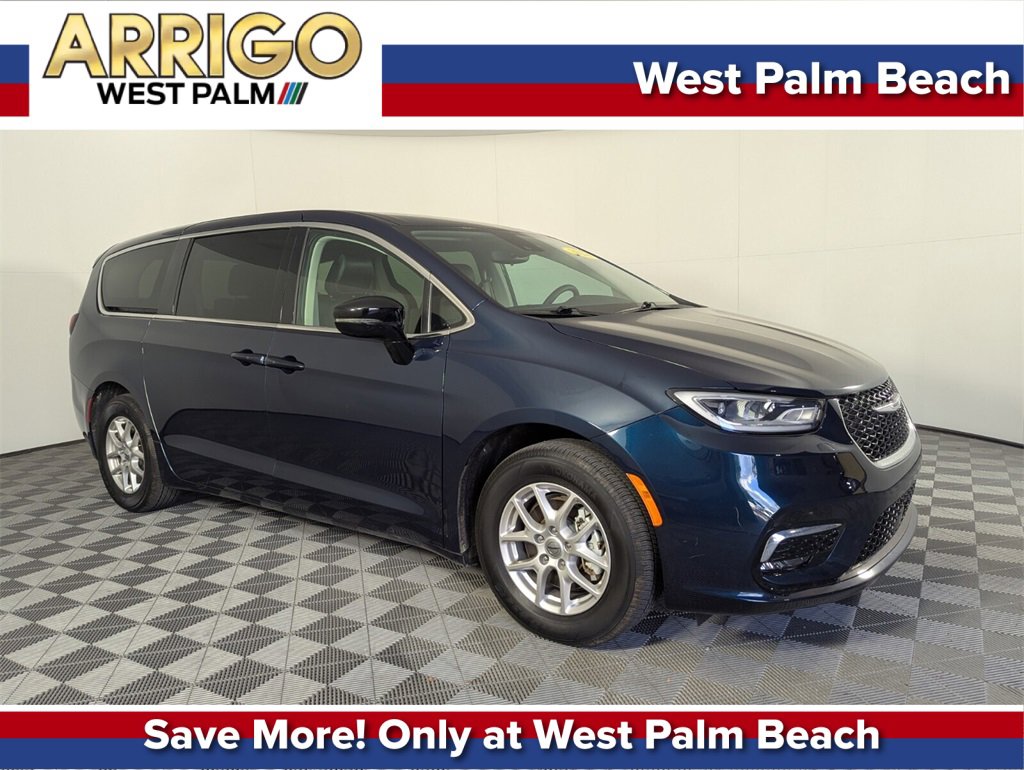 2024 Chrysler Pacifica Touring L's photo