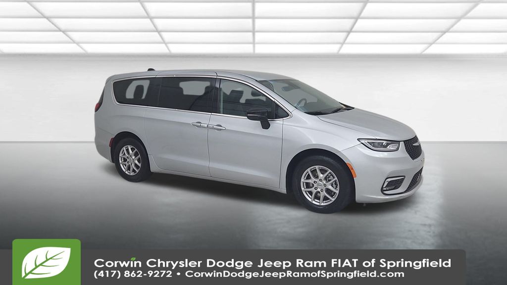 2024 Chrysler Pacifica Touring L photo 2